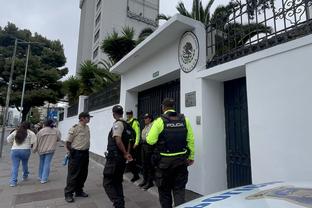 巴西足坛惊人一幕：警察冲进球场逮捕门将，因其是被通缉的毒贩